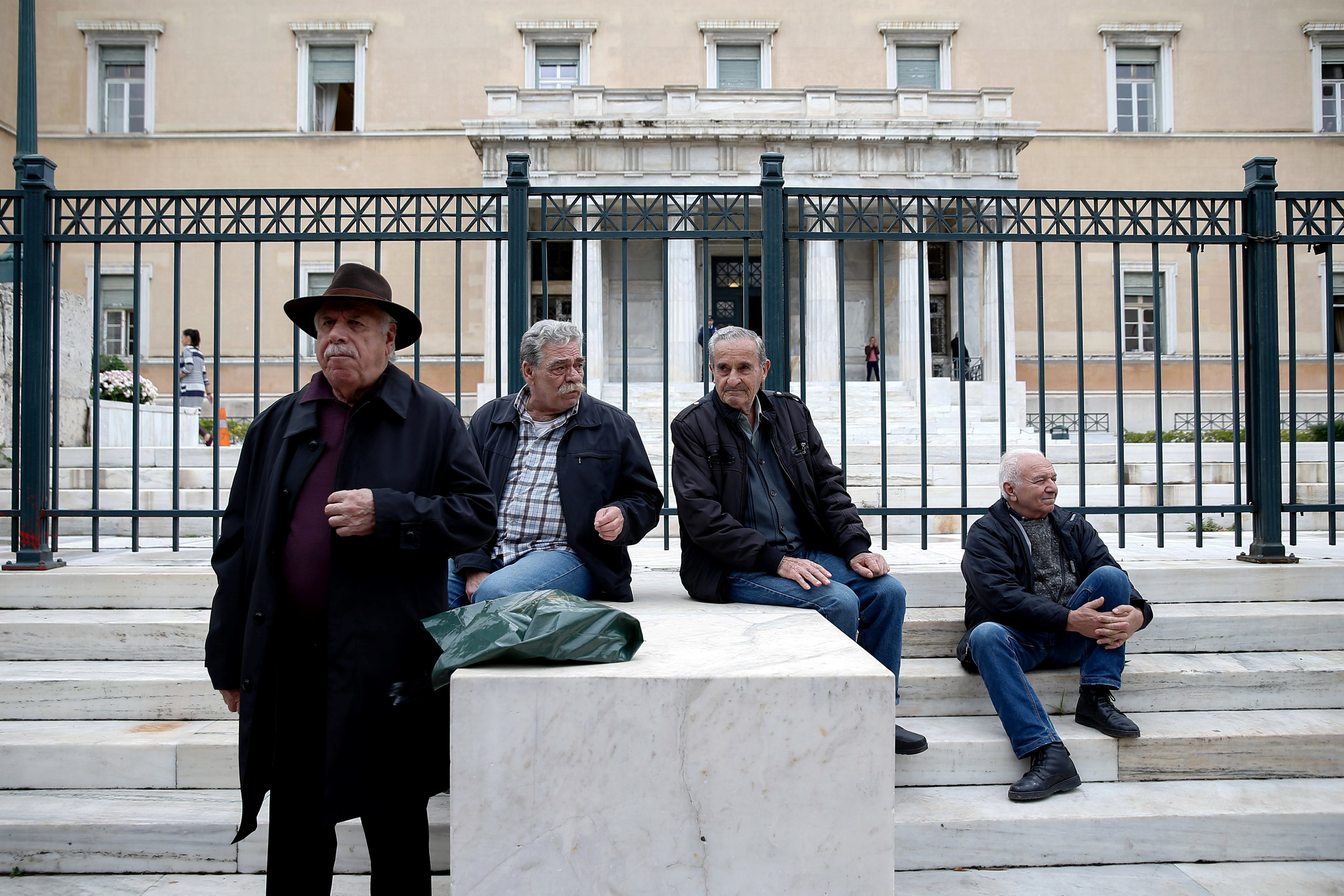 مواطنين يونانيين يستريحون قليلا بعد المشاركة فى المظاهرات