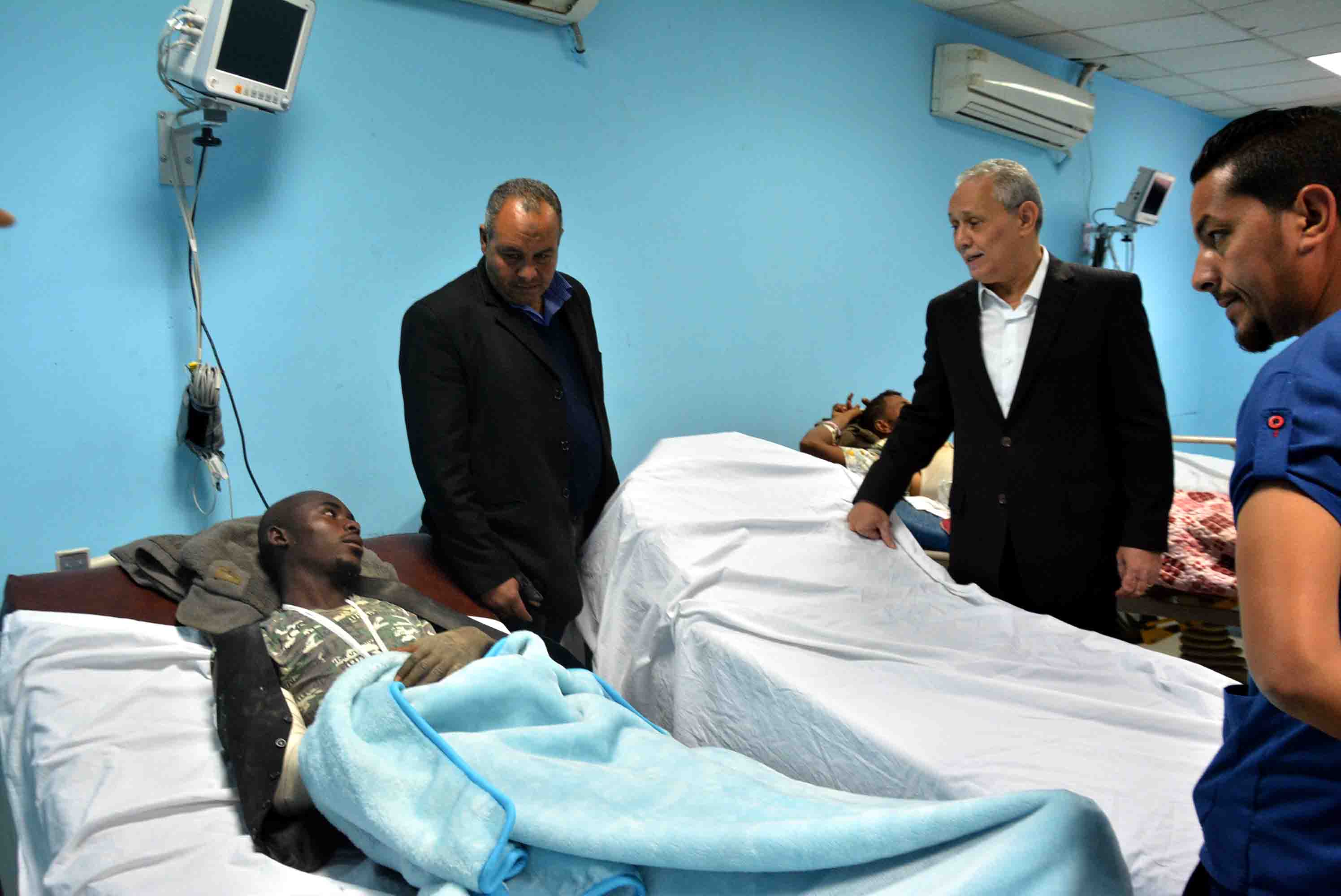محافظ الأقصر ونائبه ووكيل التضامن يزورون السودانيين المصابين بحادث أتوبيس بمستشفي الأقصر الدولي (3)