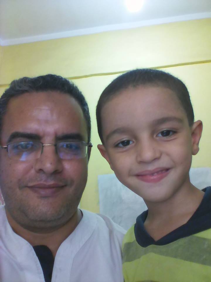 حسام مع والده عماد يونس