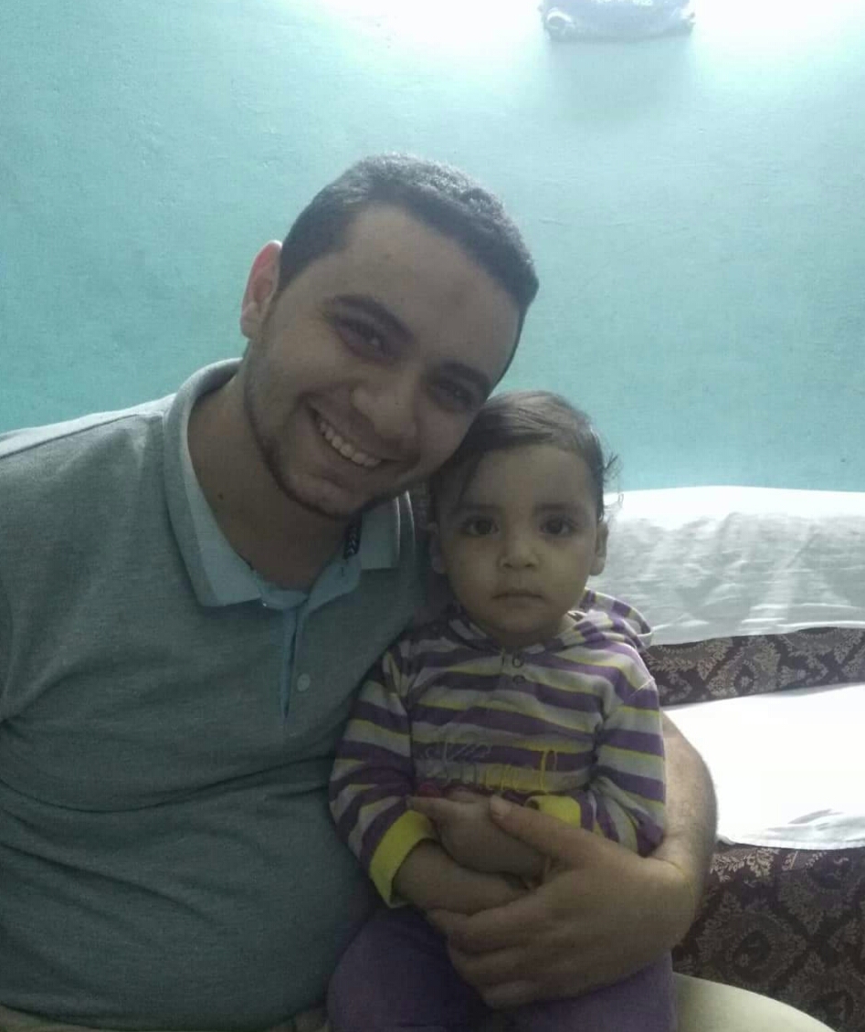 محمد احمد يرسل صورة له مع الطفل مروان ابن صديقه