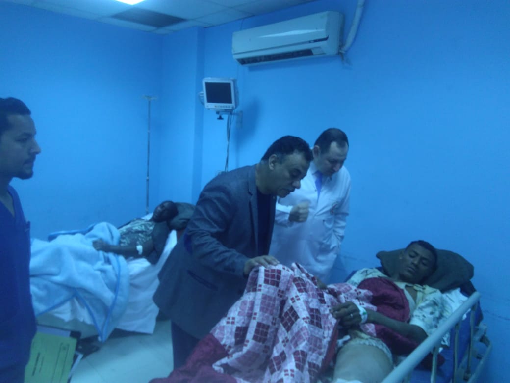 محافظ الأقصر ونائبه ووكيل التضامن يزورون السودانيين المصابين بحادث أتوبيس بمستشفي الأقصر الدولي (4)