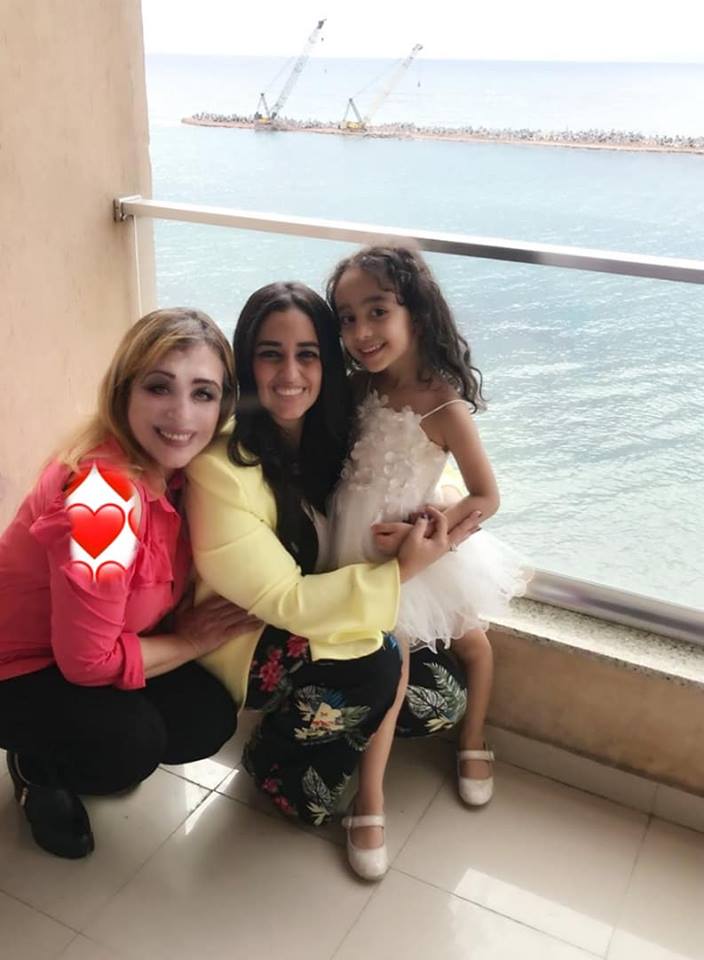 ملك ونيروز مع والدتهما د.وفاء شباره