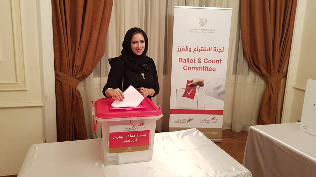مواطنون يدلون بأصواتهم فى انتخابات البحرين (10)