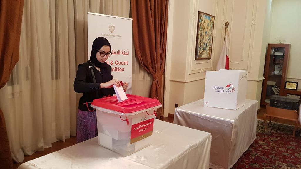 مواطنون يدلون بأصواتهم فى انتخابات البحرين (7)