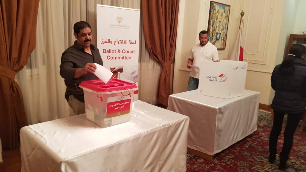 مواطنون يدلون بأصواتهم فى انتخابات البحرين (1)