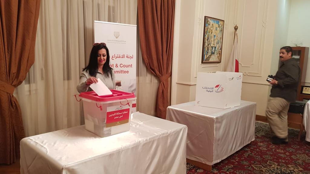 مواطنون يدلون بأصواتهم فى انتخابات البحرين (11)