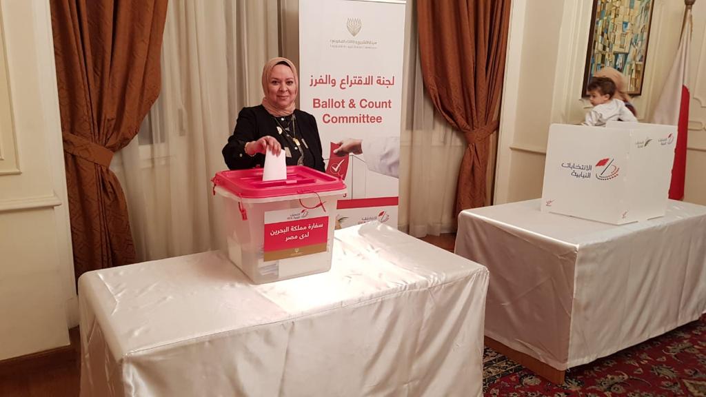 مواطنون يدلون بأصواتهم فى انتخابات البحرين (12)