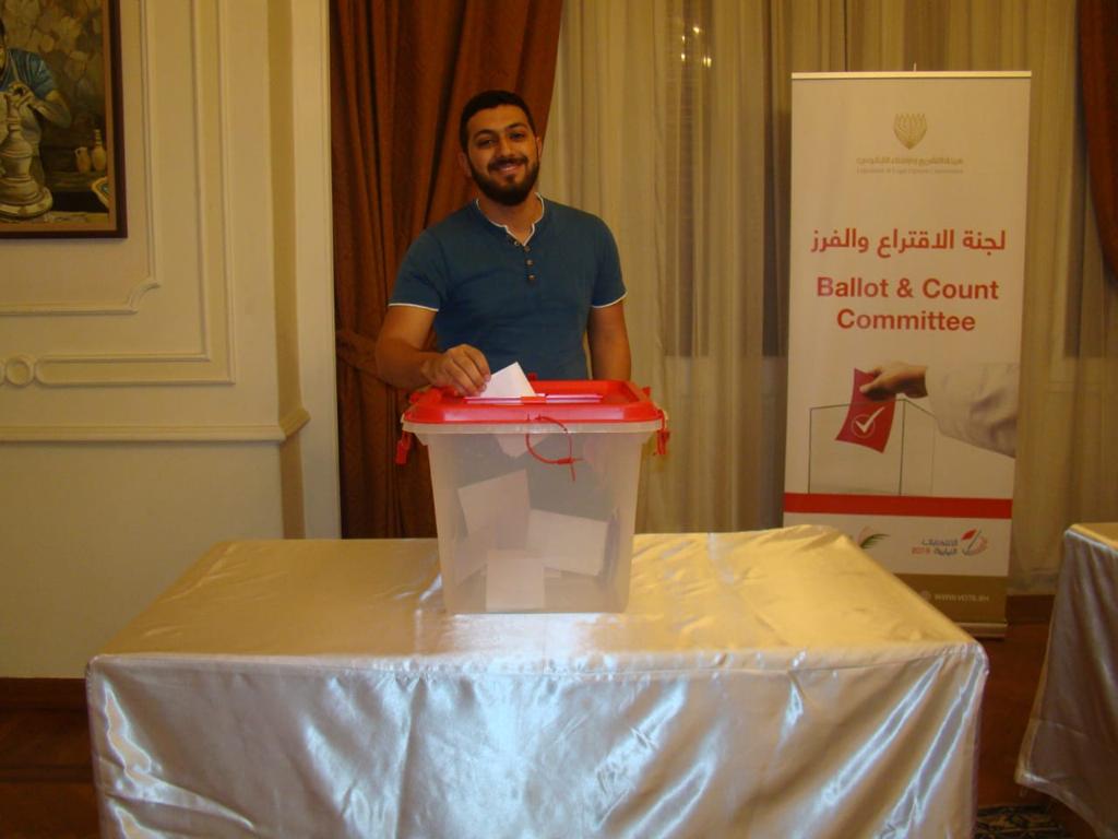 مواطنون يدلون بأصواتهم فى انتخابات البحرين (5)