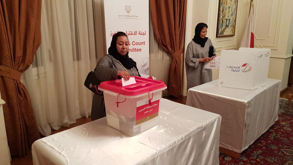 مواطنون يدلون بأصواتهم فى انتخابات البحرين (3)