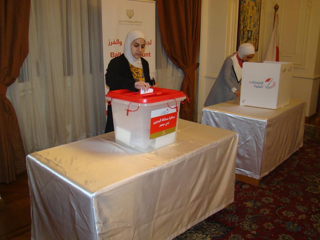 مواطنون يدلون بأصواتهم فى انتخابات البحرين (6)