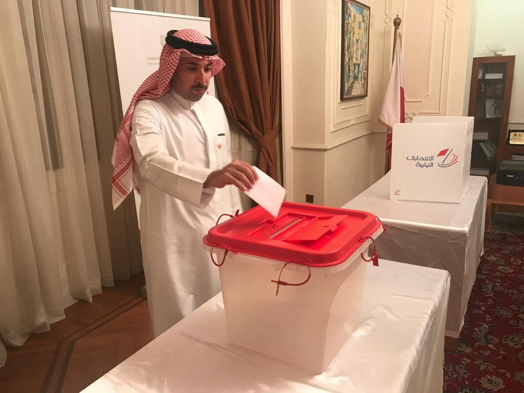 السفير البحرينى يدلى بصوته