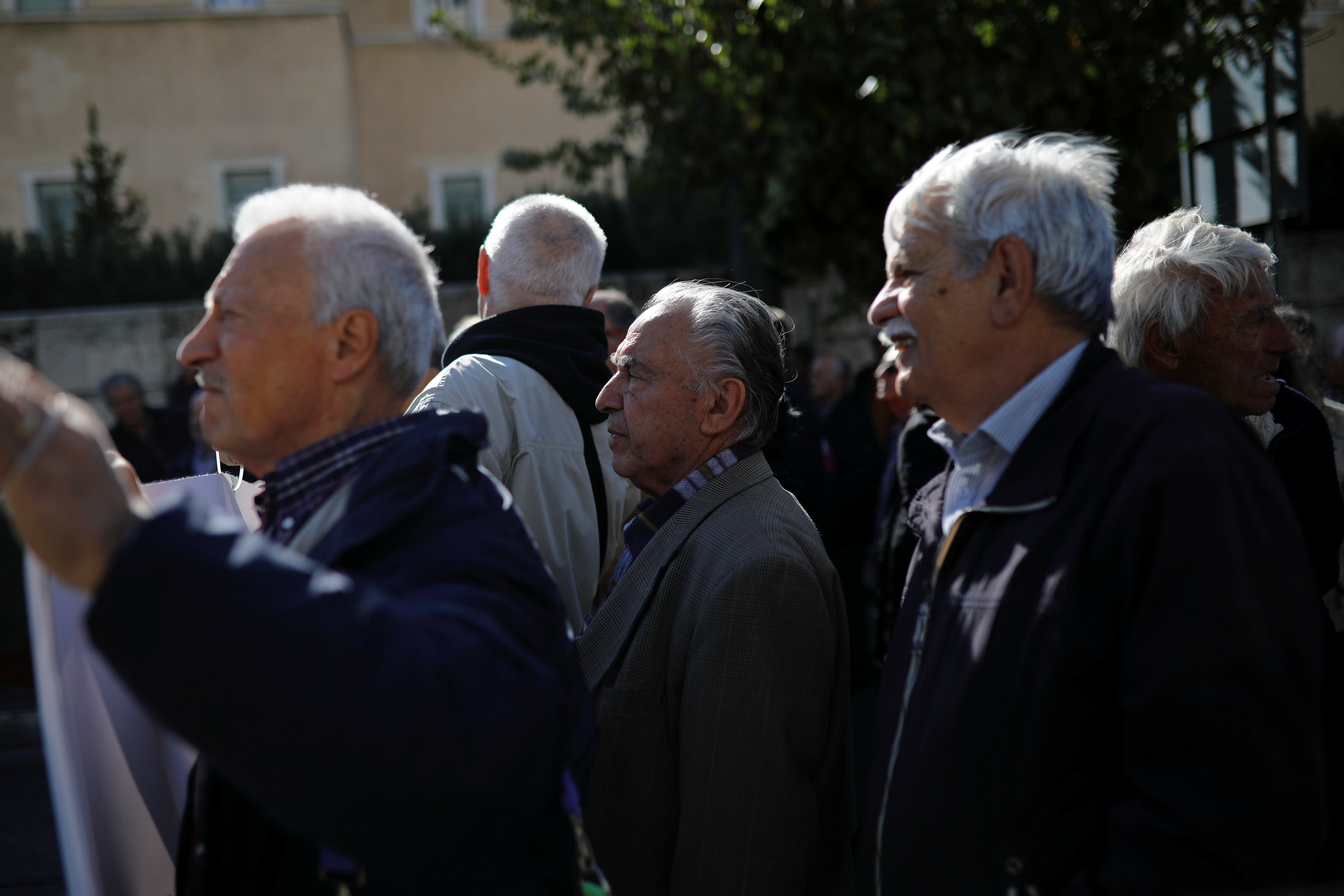 مجموعة من المواطنين اليونانيين احتشدوا للاحتجاج على الإجراءات الحكومية