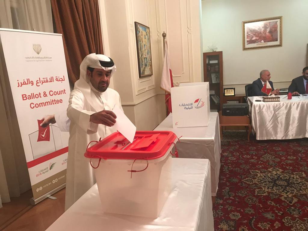 مواطنون يدلون بأصواتهم فى انتخابات البحرين (4)