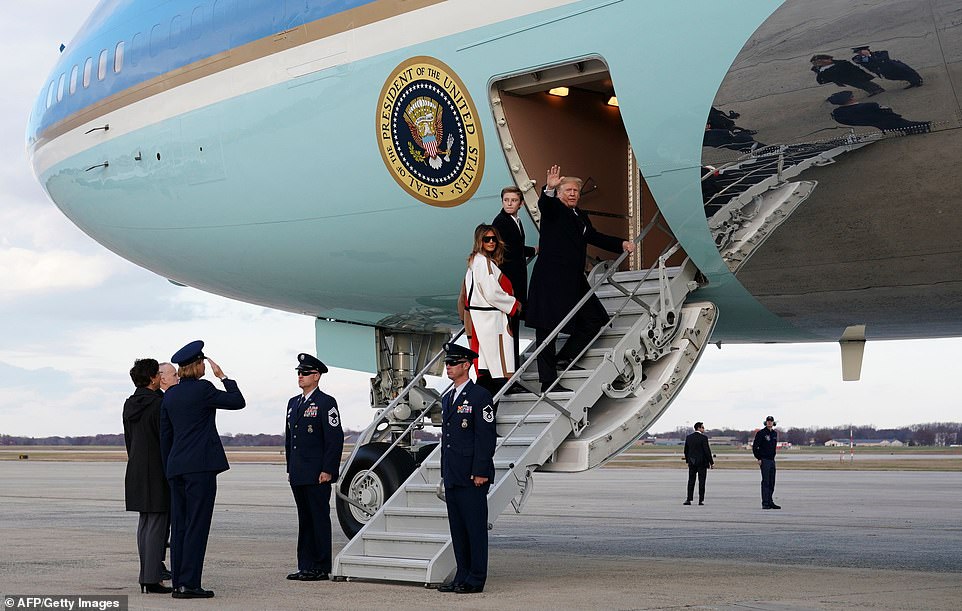 ترامب وعائلته يصعدون للطائرة الرئاسية