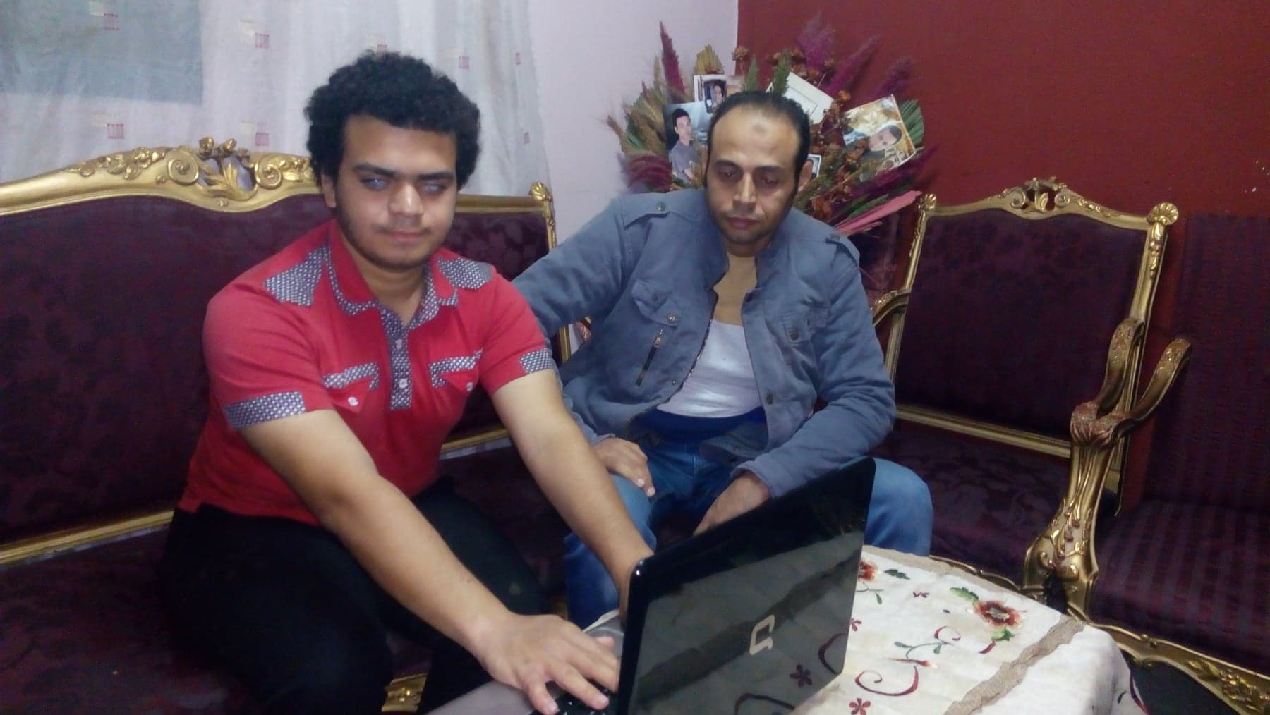 محرر اليوم السابع مع أحمد أثناء عمله على الاب توب