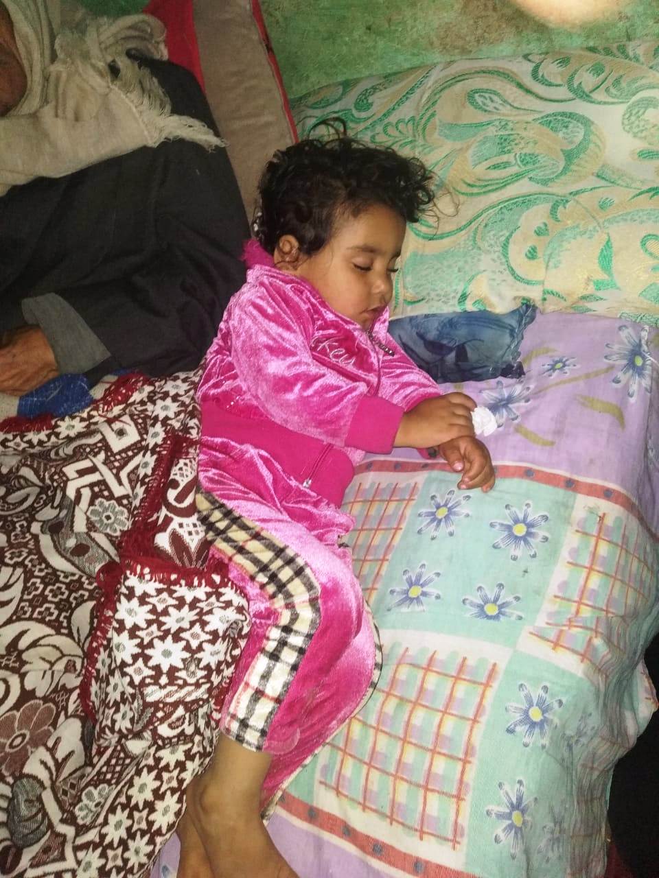 4- الطفلة الصغرى نائمة بعد بكاء مستمر عقب سؤالها عن والدتها