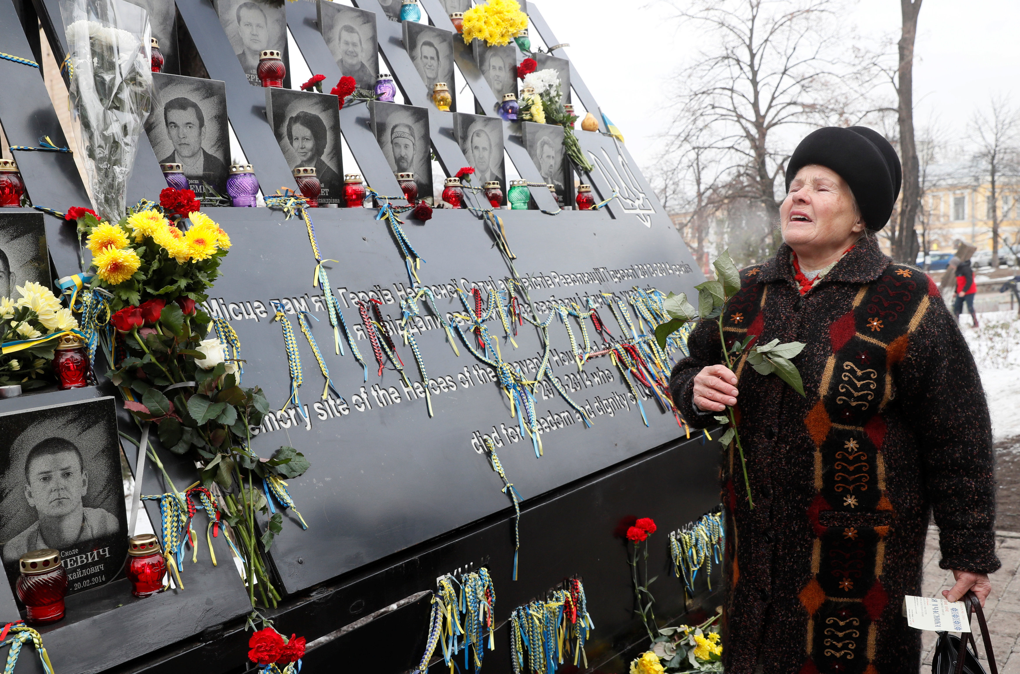 أوكرانية تشارك فى إحياء ذكرى المئة السماويين