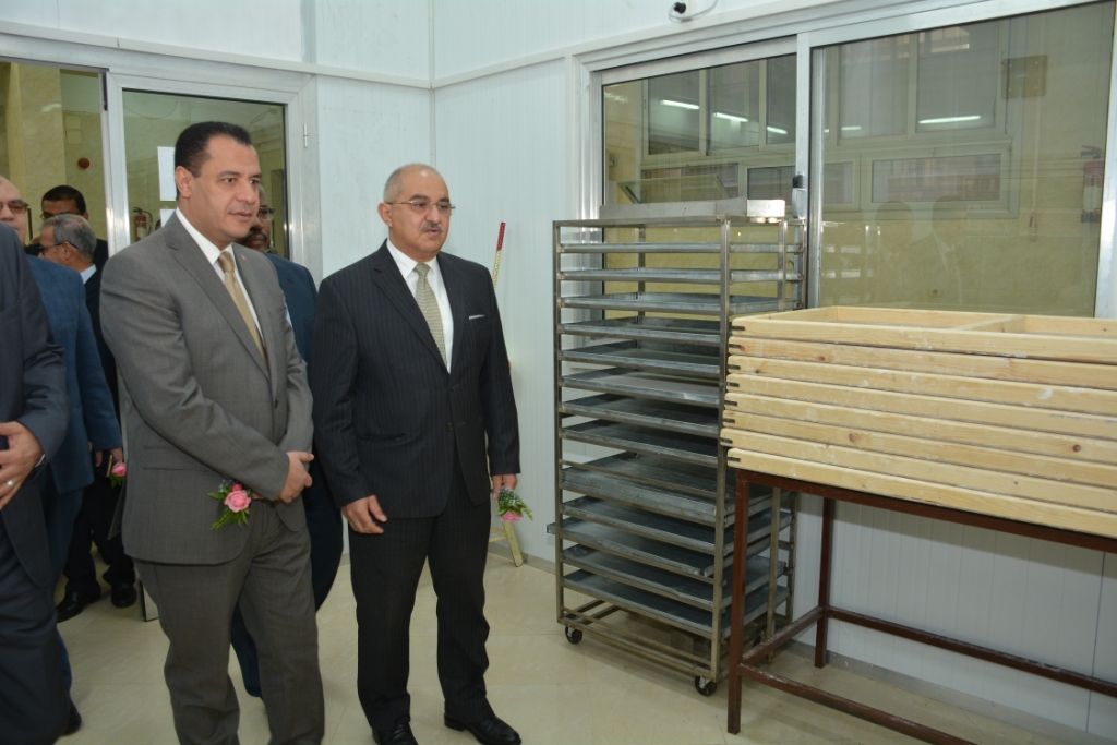 رئيس جامعة أسيوط يفتتح أول مخبز للمنتجات الخالية من الجلوتين في صعيد مصر (8)