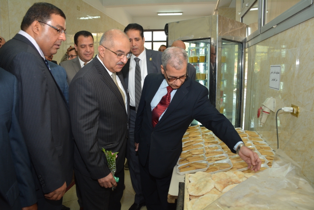 رئيس جامعة أسيوط يفتتح أول مخبز للمنتجات الخالية من الجلوتين في صعيد مصر (6)