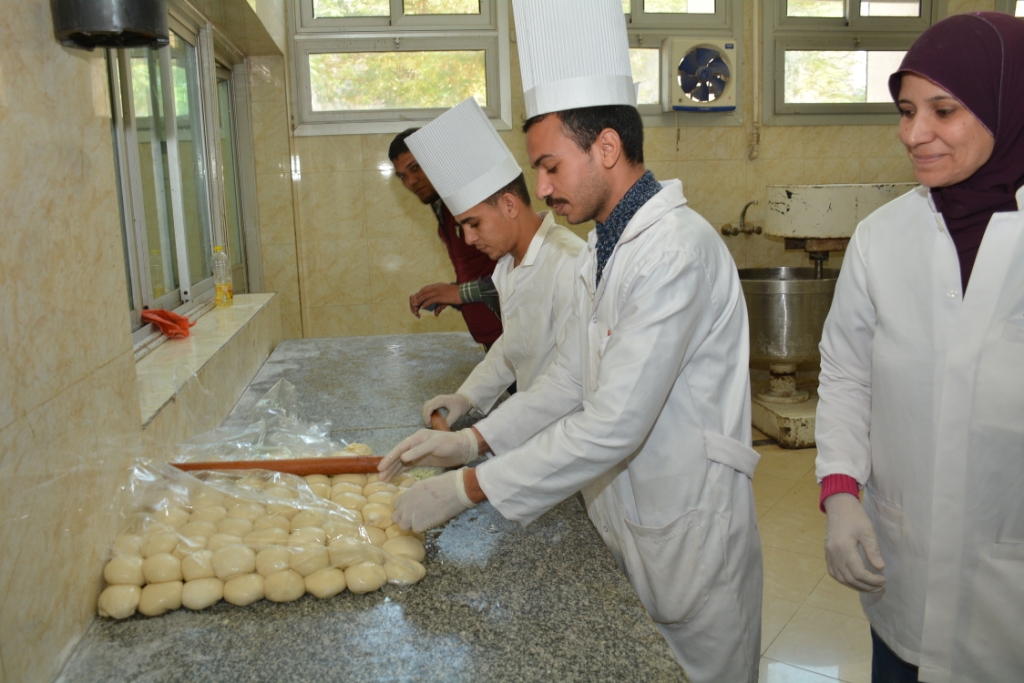 رئيس جامعة أسيوط يفتتح أول مخبز للمنتجات الخالية من الجلوتين في صعيد مصر (11)