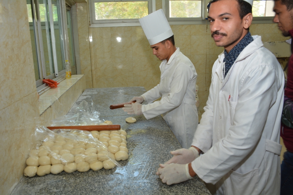 رئيس جامعة أسيوط يفتتح أول مخبز للمنتجات الخالية من الجلوتين في صعيد مصر (10)