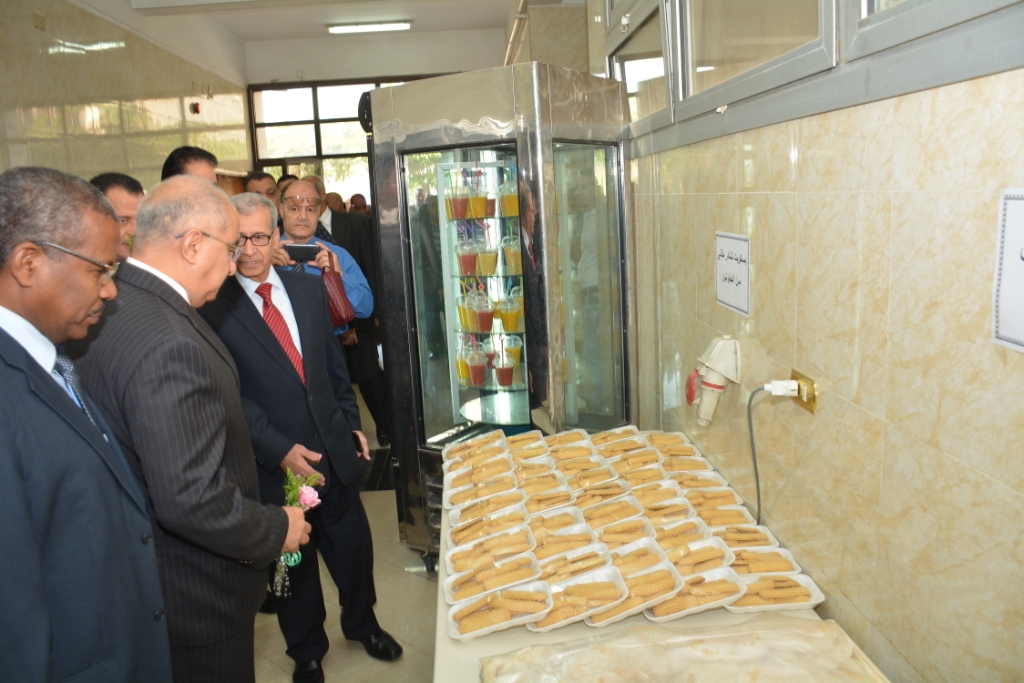 رئيس جامعة أسيوط يفتتح أول مخبز للمنتجات الخالية من الجلوتين في صعيد مصر (4)
