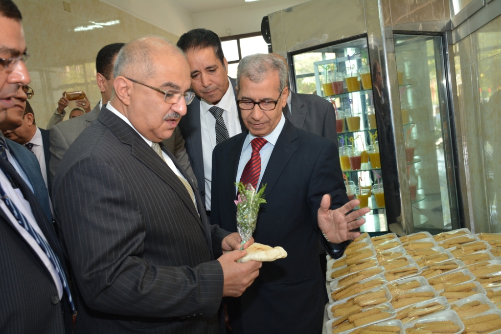 رئيس جامعة أسيوط يفتتح أول مخبز للمنتجات الخالية من الجلوتين في صعيد مصر (7)