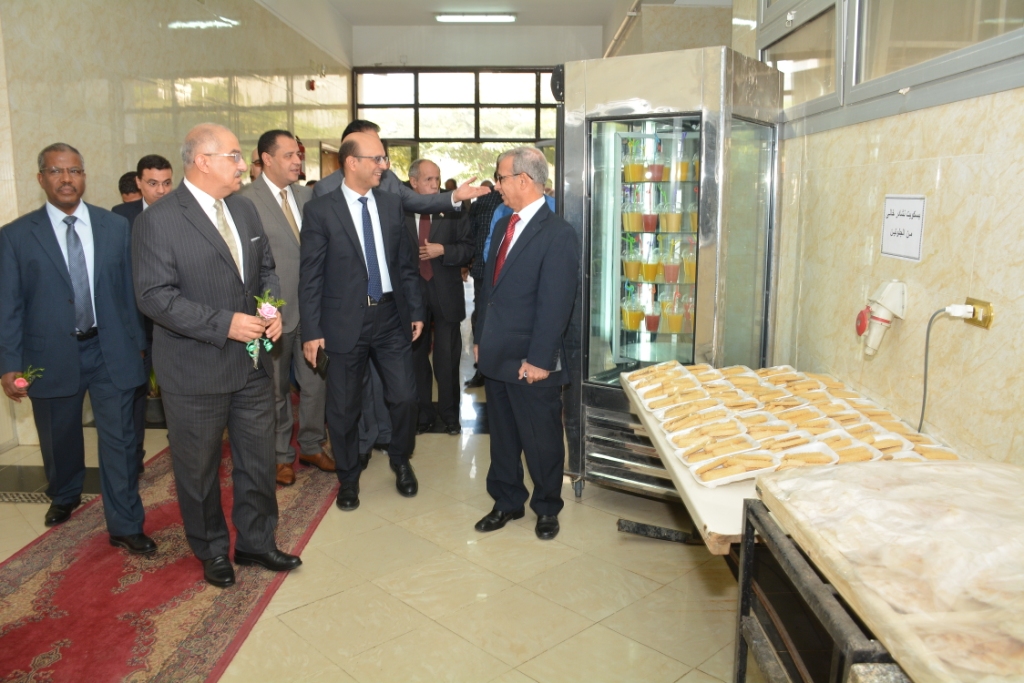رئيس جامعة أسيوط يفتتح أول مخبز للمنتجات الخالية من الجلوتين في صعيد مصر (3)
