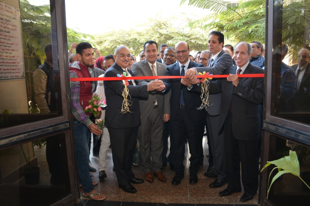 رئيس جامعة أسيوط يفتتح أول مخبز للمنتجات الخالية من الجلوتين في صعيد مصر (1)