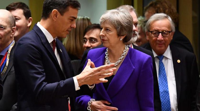 رئيسة الوزراء البريطانية تيريزا ماى تستمع إلى نظيرها الأسبانى