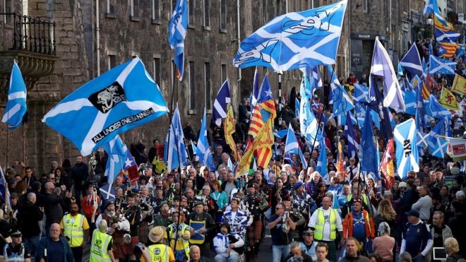 مؤيدو الاستقلال فى اسكتلندا يحملون أعلام كاتالونيا