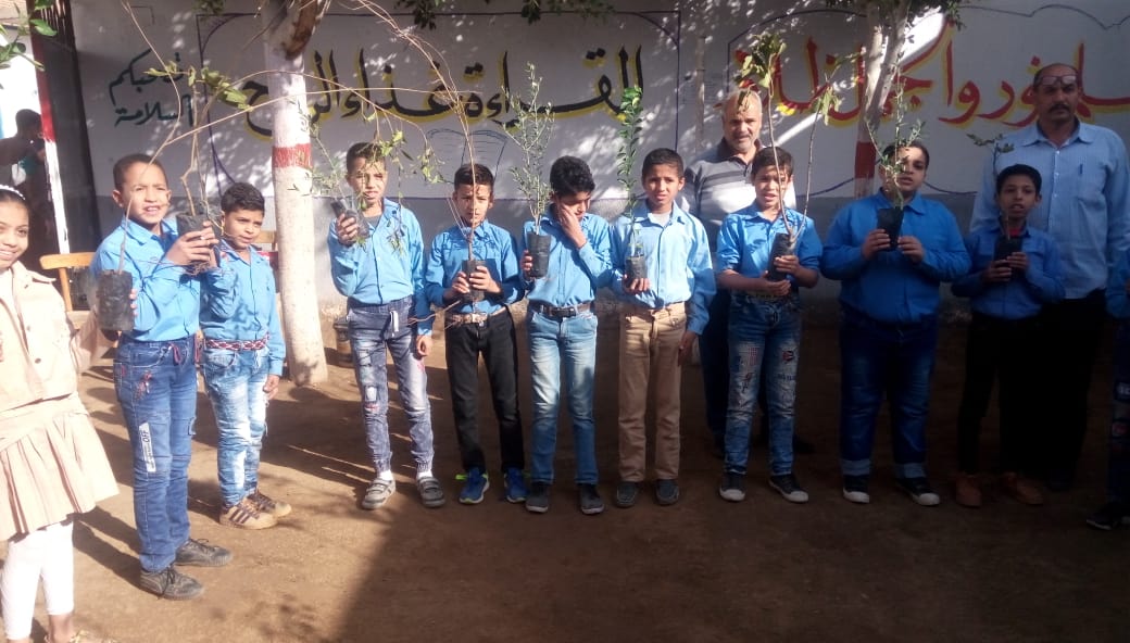 طلاب يزرعون الاشجار امام المدارس (7)
