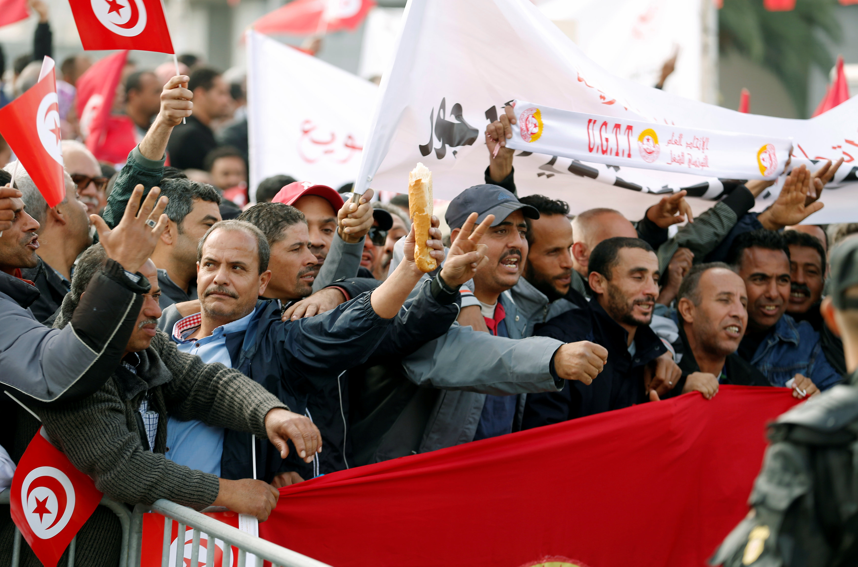 لافتات يحملها موظفو تونس