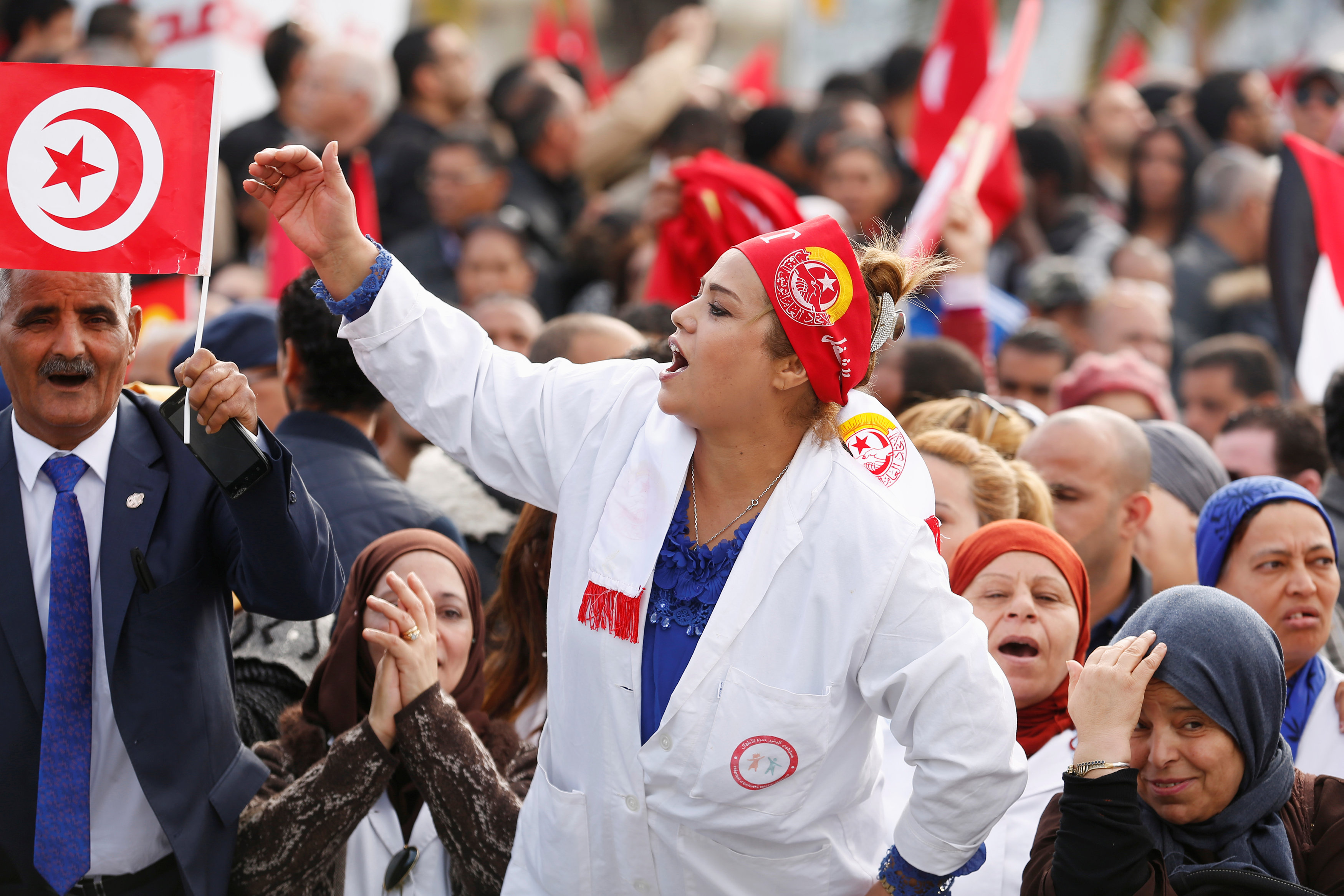 تونسية تهتف خلال المظاهرات