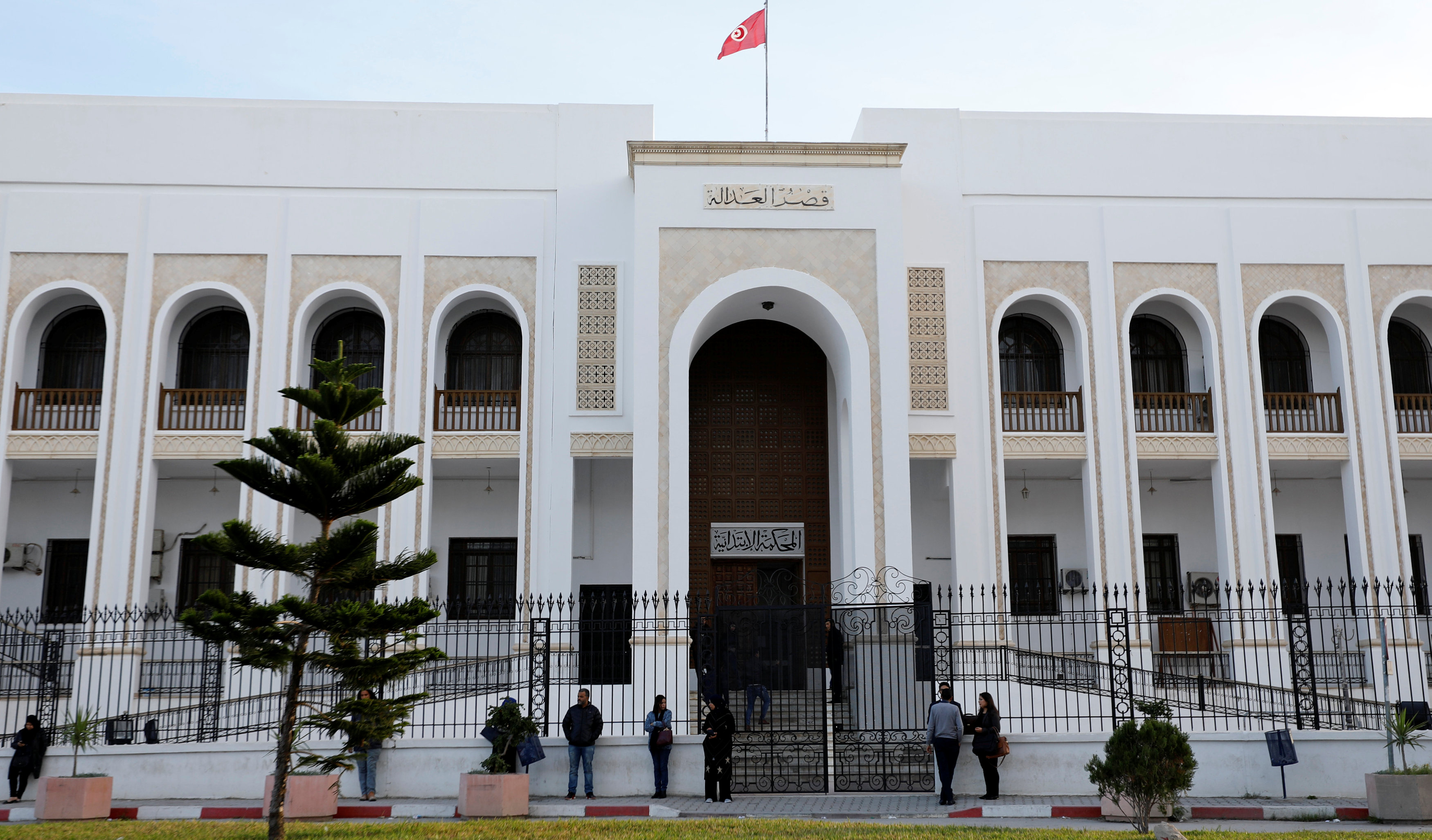 المتظاهرون احتشدوا أمام محكمة تونسية