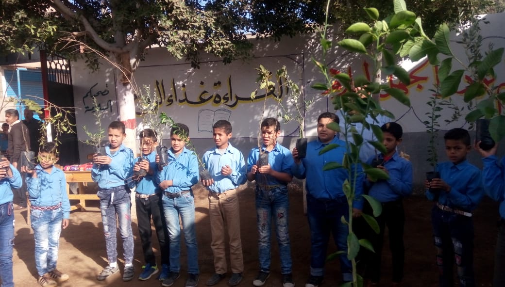 طلاب يزرعون الاشجار امام المدارس (5)