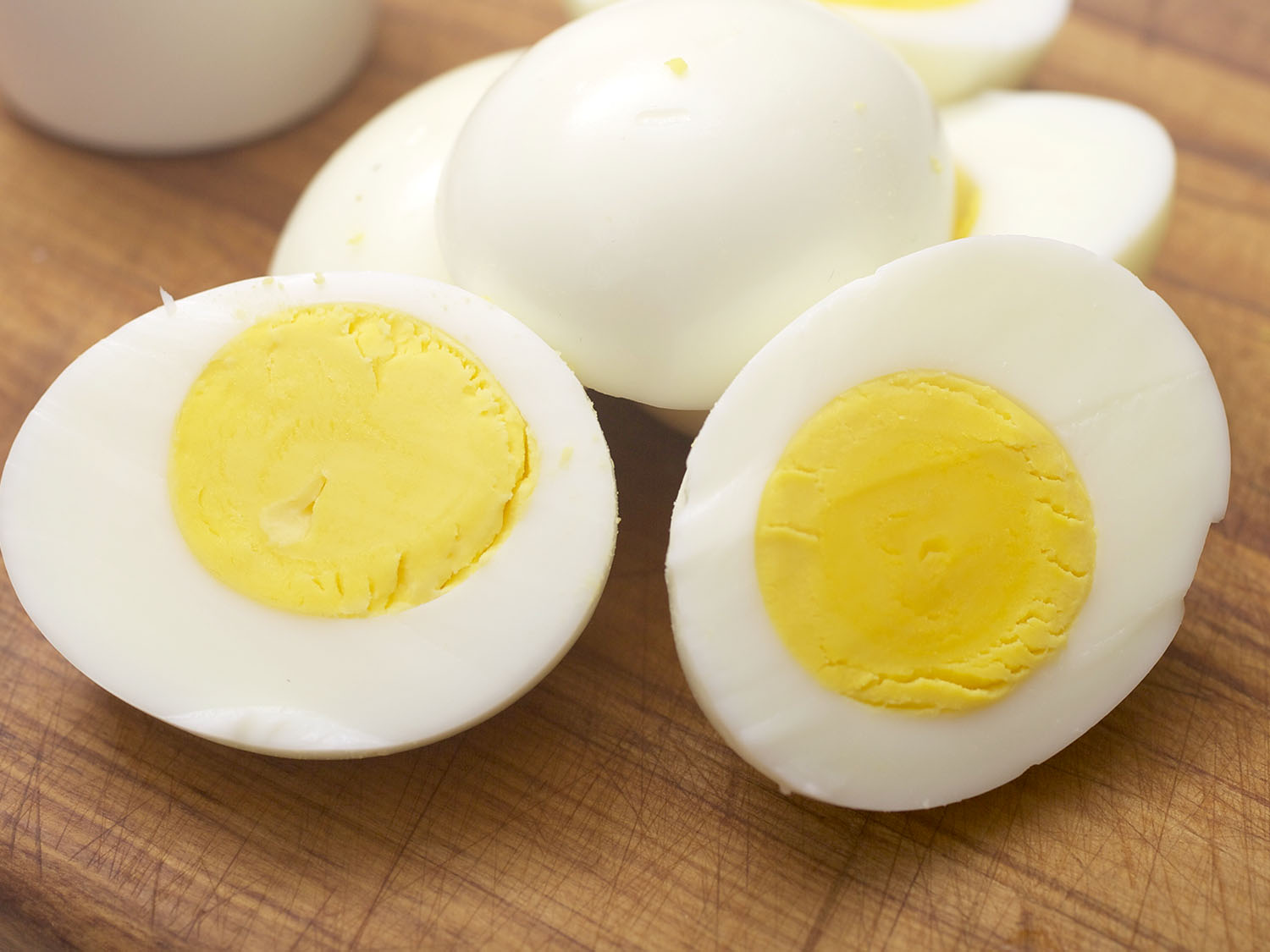 Отварной куриный белок. Вареные яйца. Яйцо в крутую. Яйцо вареное вкрутую. Желток вареного яйца.