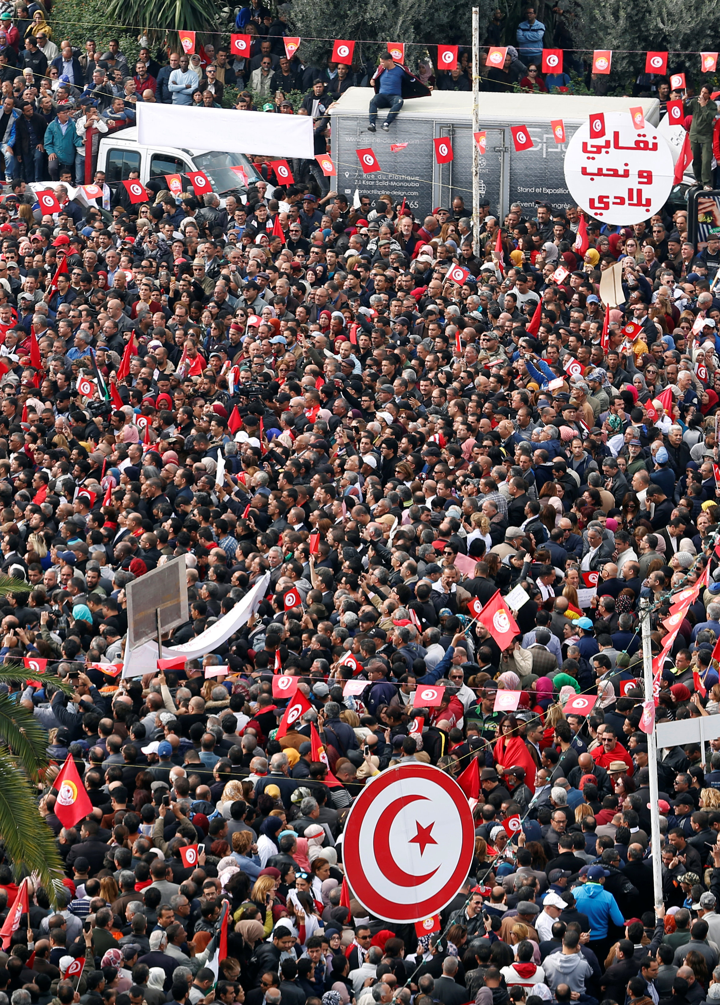 تونسيون يشاركون المظاهرات