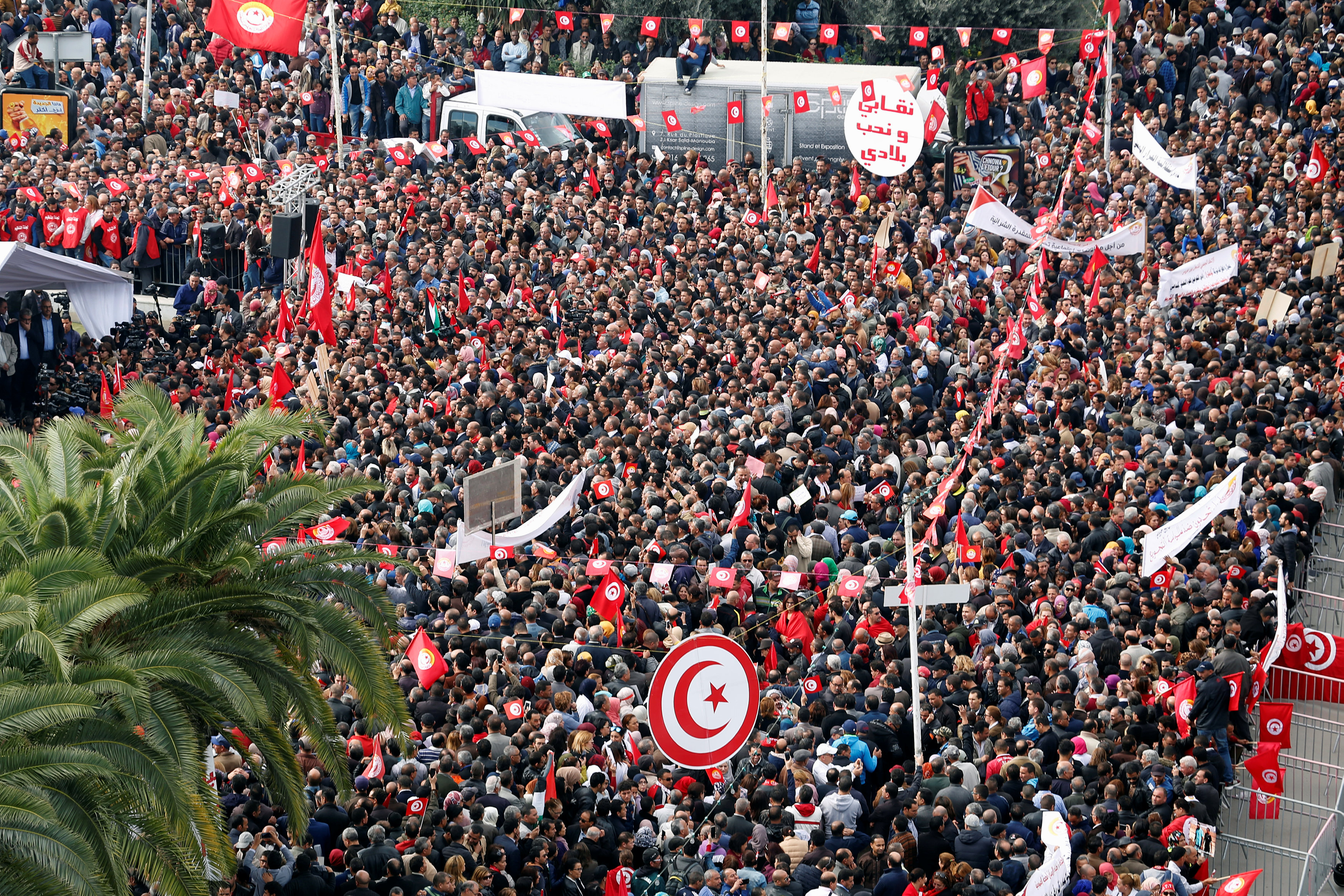 أعداد كبيرة من الموظفين التونسيون شاركوا فى التظاهرات