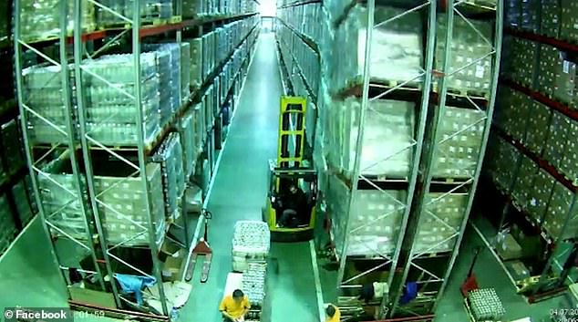 6420722-6409331-The_clip_filmed_inside_a_distribution_warehouse_captured_the_dri-a-4_1542761832799