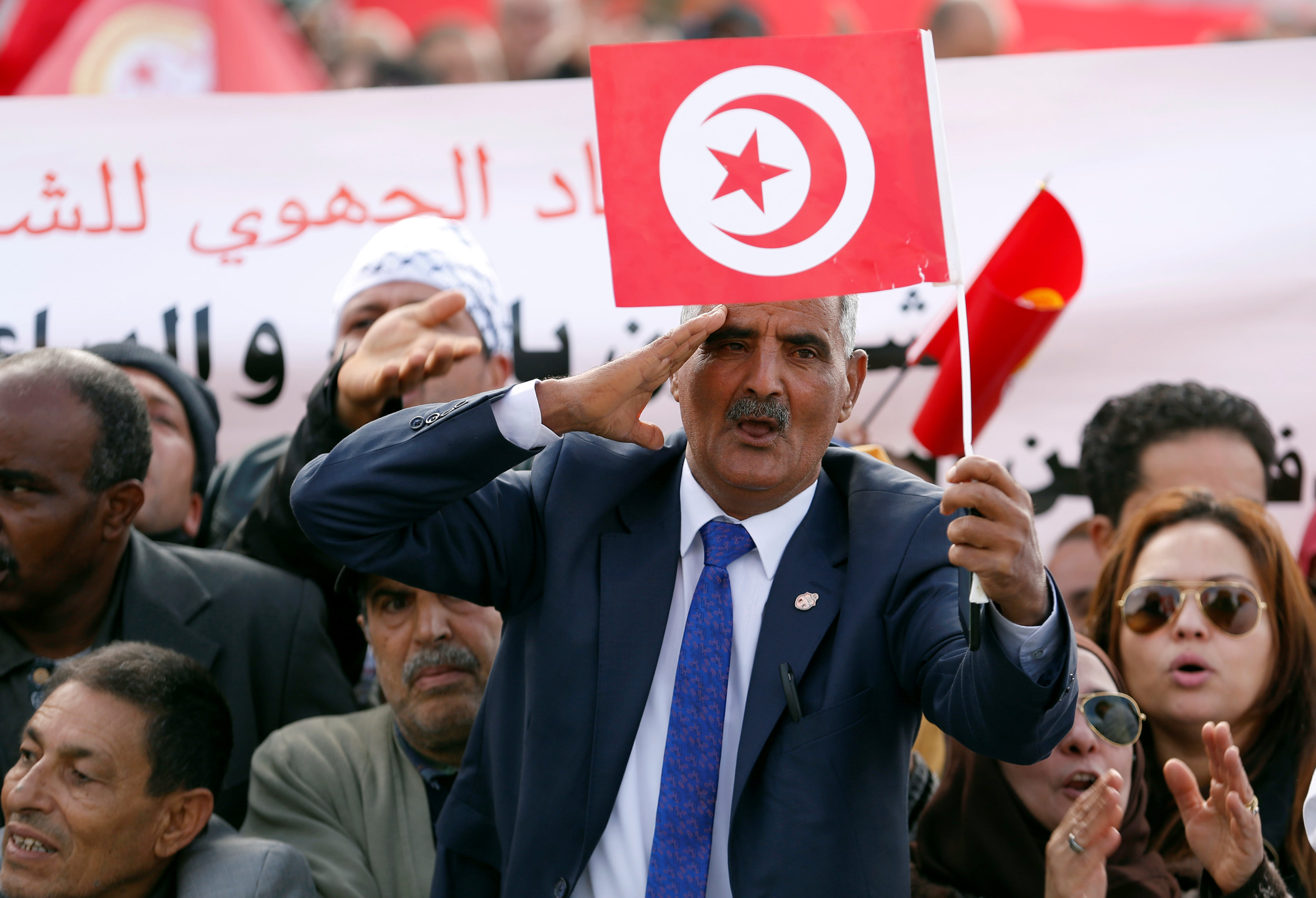مسن تونسى يشارك فى المظاهرات