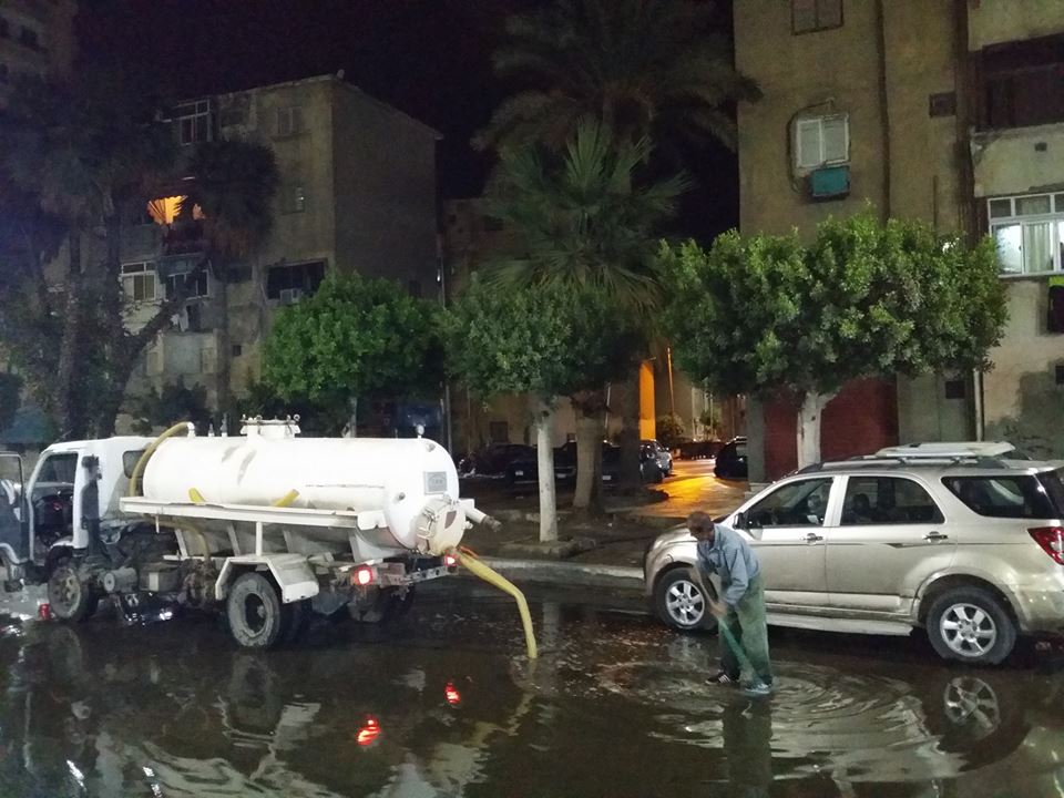 استمرار أعمال كسح المياه من الشوارع ليلاً بالسويس (6)