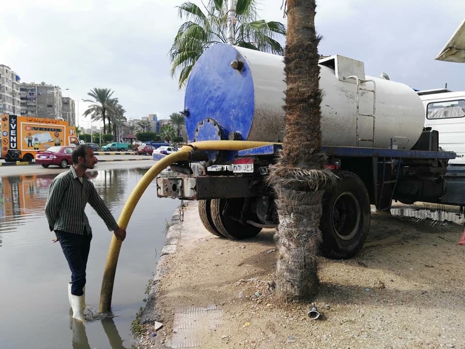 رفع تجمعات مياه الأمطار وتطهير بالوعات الصرف فى بورسعيد (2)