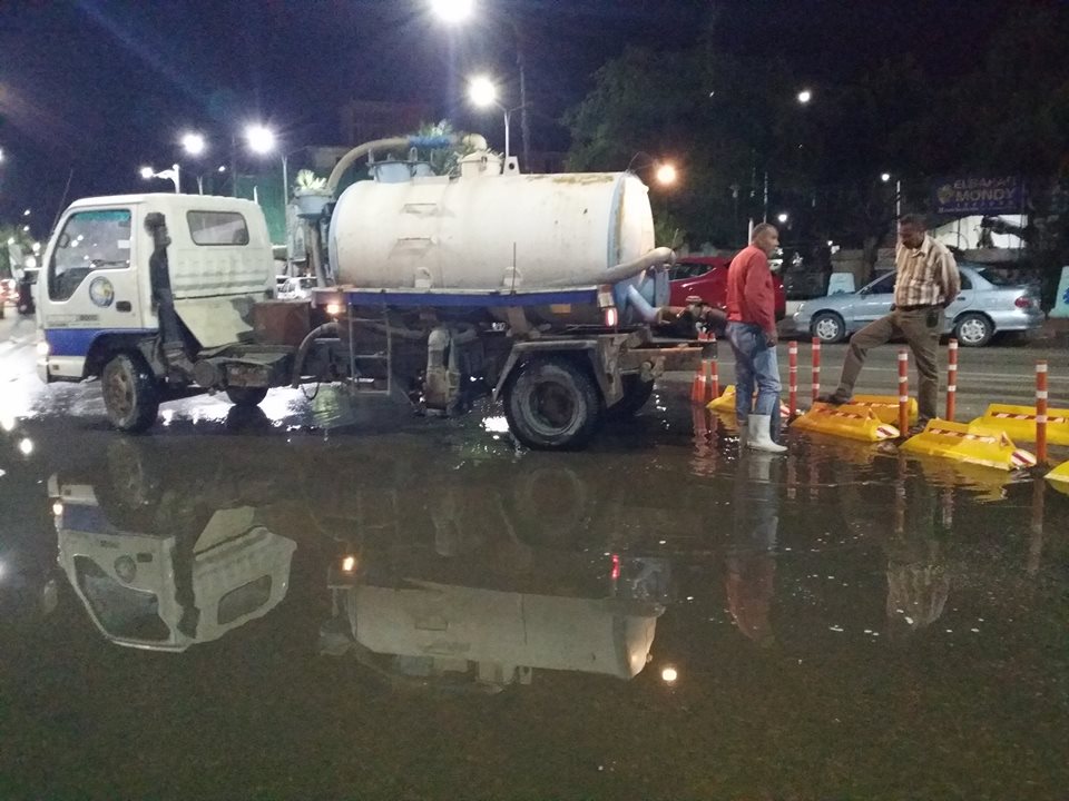 استمرار أعمال كسح المياه من الشوارع ليلاً بالسويس (3)