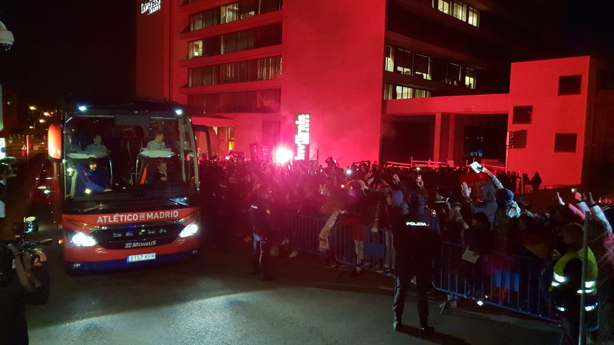 جماهير اتلتيكو مدريد خلال وصول حافلة اللفريق