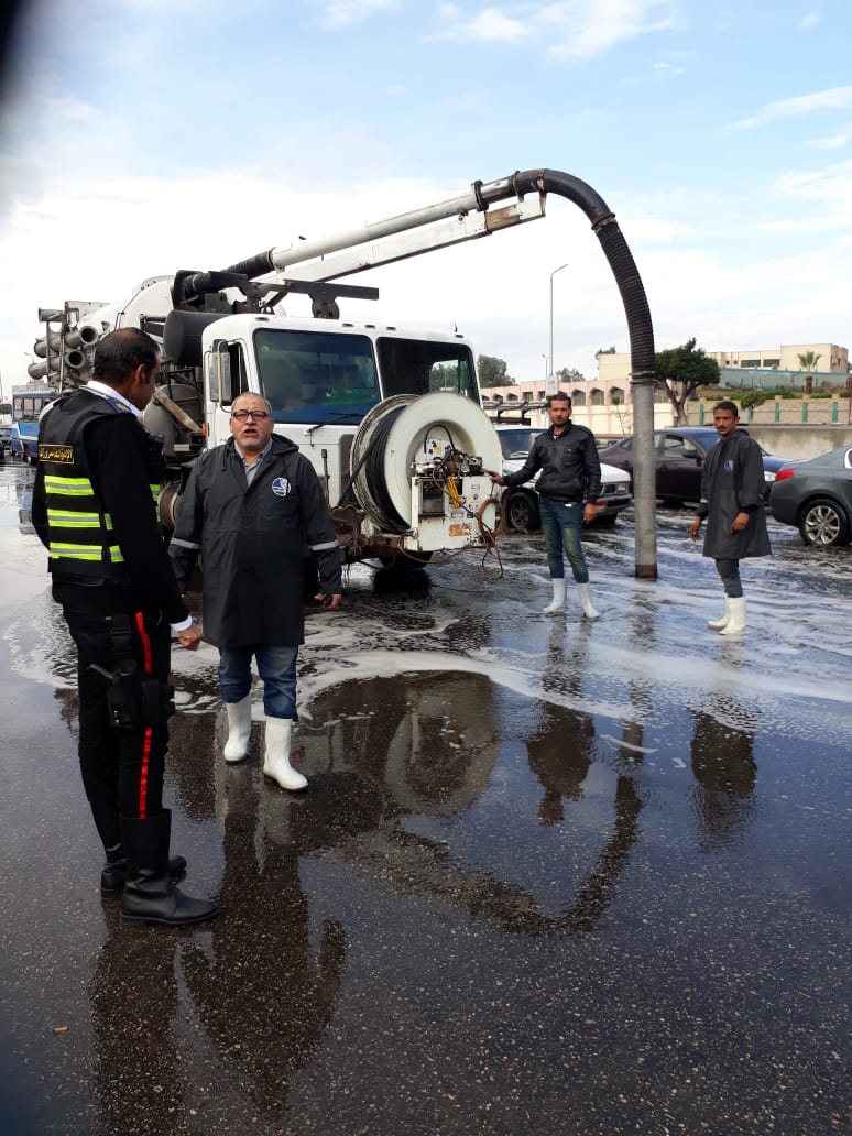 سيارات شفط المياه تنتشر بشوارع القاهرة والجيزة للتعامل مع الأمطار (1)
