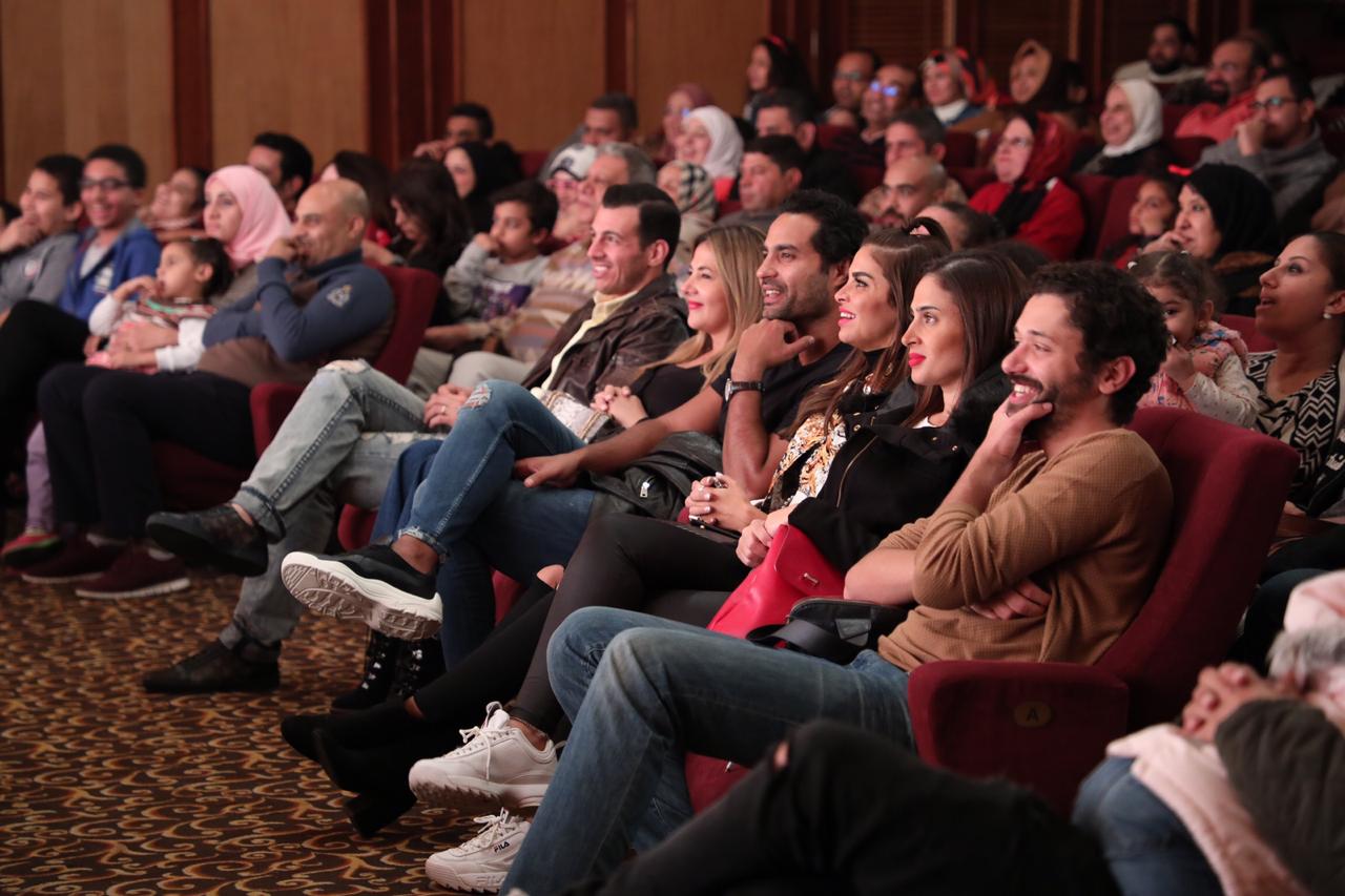 الفنانون يشاهدون عرض مسرح مصر