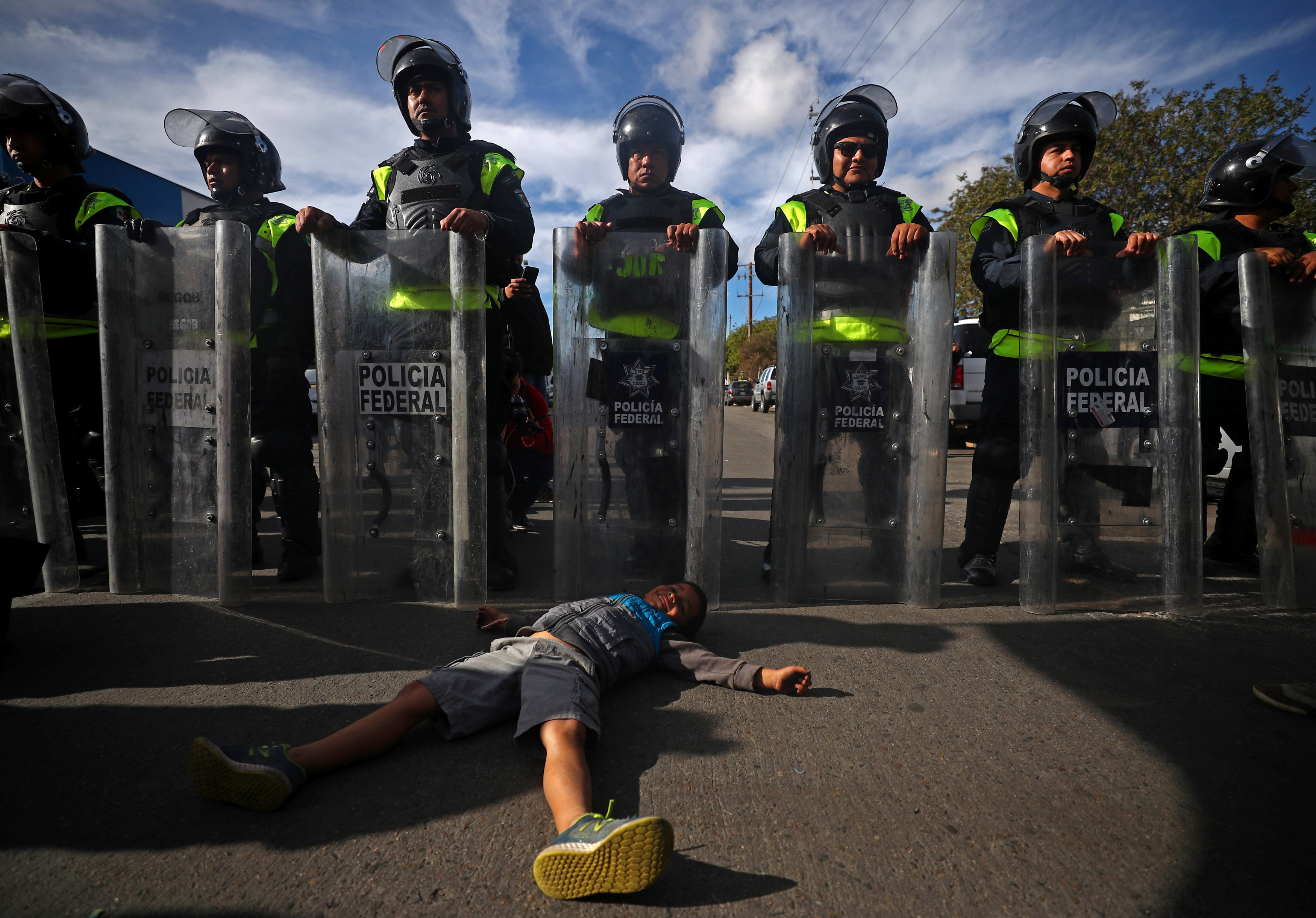 طفل هندوراسى أما الشرطة المكسيكية