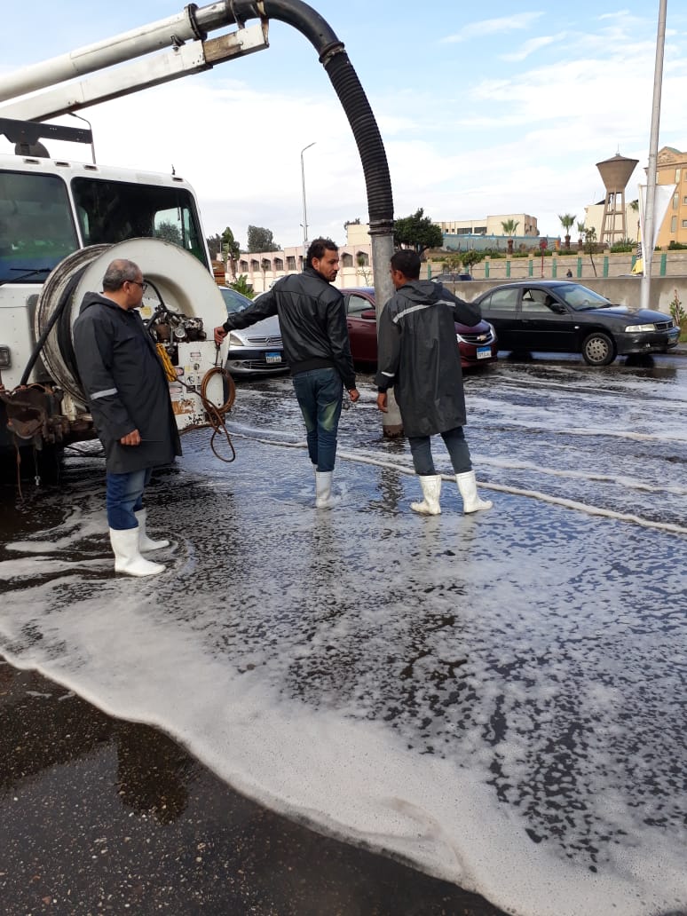 سيارات شفط المياه تنتشر بشوارع القاهرة والجيزة للتعامل مع الأمطار (10)