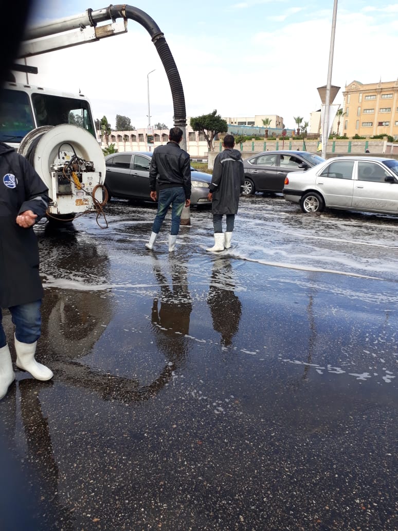 سيارات شفط المياه تنتشر بشوارع القاهرة والجيزة للتعامل مع الأمطار (2)